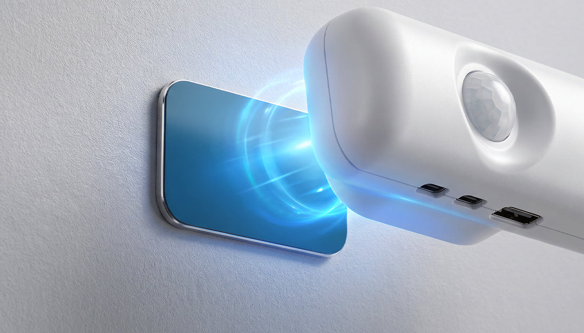 Detachable magnetic wall light